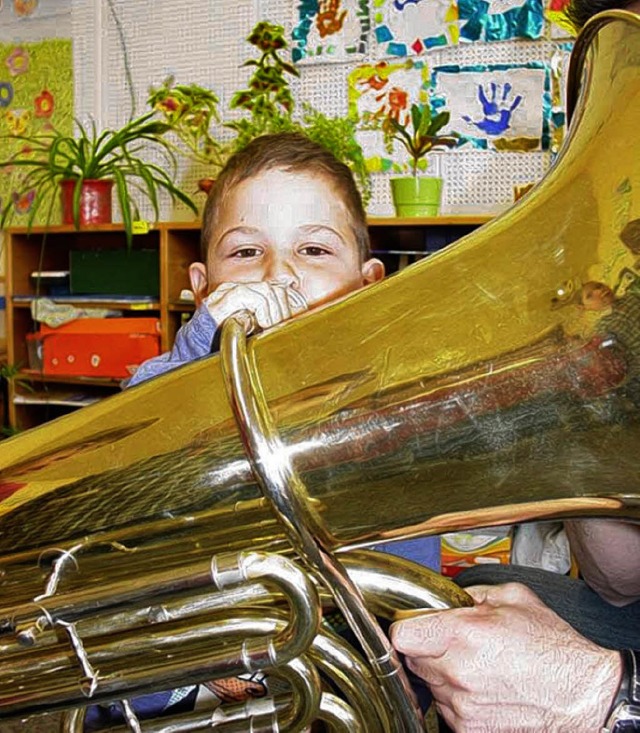 Und jetzt pusten: John (7) strengte si...g an, der Tuba einen Ton zu entlocken.  | Foto: Kirsten Lux