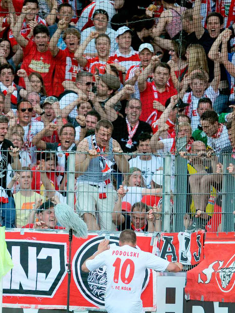 Jubel: Lukas Podolski feiert mit seinen Klner Fans den 1:1-Ausgleich. Die Freude whrte aber nur kurz.