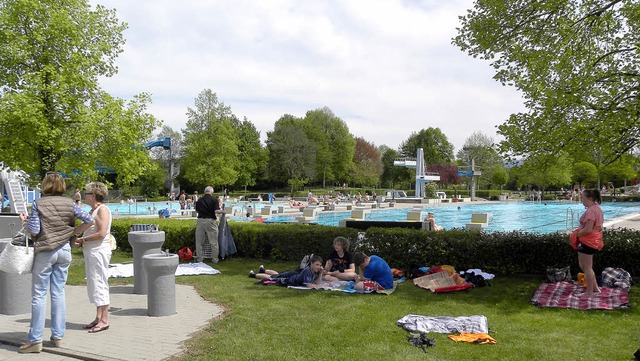 Schwimmbaderffnung Teningen  | Foto: Aribert Rssel