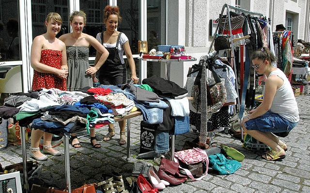 Gut erhaltene Secondhand-Kleidung gab ...er beim Frauenflohmarkt im Kesselhaus.  | Foto: Ounas-Krusel