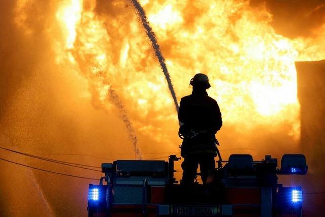 Tanksule explodiert, Huser brennen – Feuerwehr im Dauereinsatz