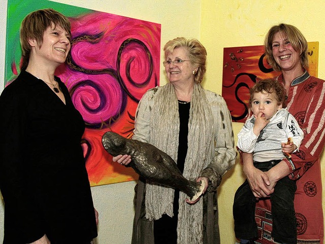 Galeristin Heike Maurer mit ihren beid...lle und  Dorothee Muller (von links).   | Foto: Sandra Decoux-Kone