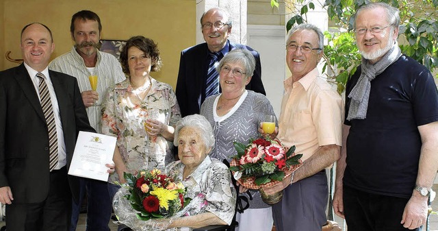 Dora Kohler (sitzend in der Mitte)  fe...sel vom VdK und Pfarrer Bernd Walter.   | Foto: Ulrike Hiller