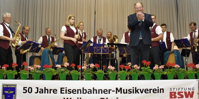 Dirigent Werner Lehmann bedankt sich s...s des Publikums beim Frhjahrskonzert.  | Foto: Norbert Sedlak