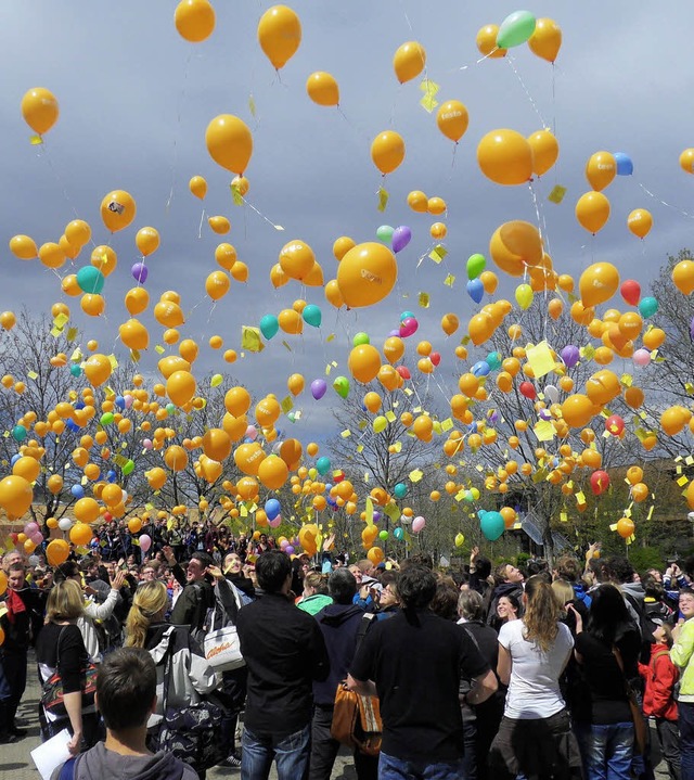 Mit 800 Luftballons schickten die Sch...d Auslnderfeindlichkeit in die Welt.   | Foto: Frank Schoch