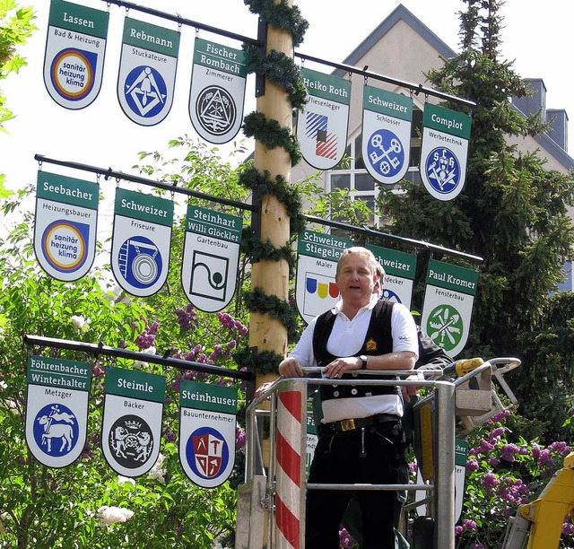 Auch einen znftigen Richtspruch gab e...erte Maibaum an Ort und Stelle stand.   | Foto: monika rombach