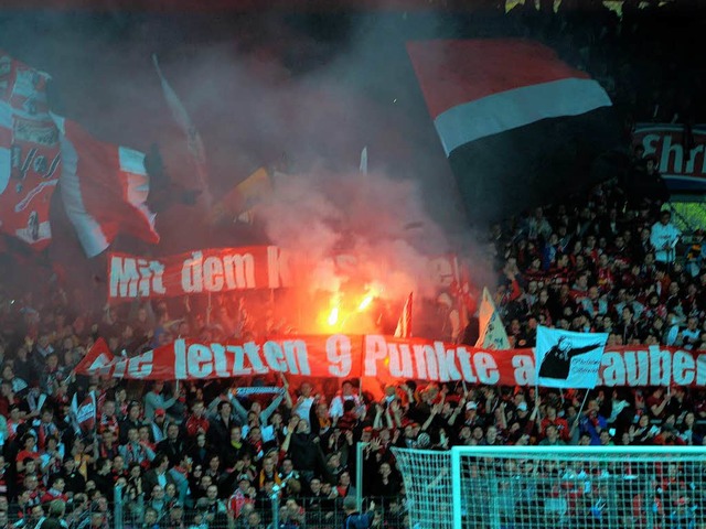 Bengalos auf der SC-Fantribne.  | Foto: Meinrad Schn