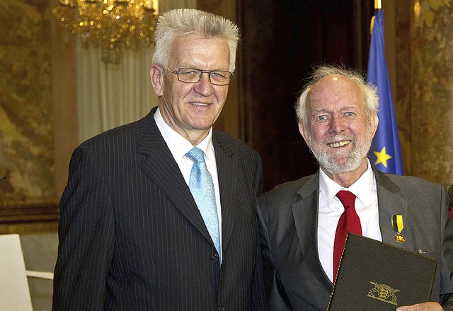 Ministerprsident Winfried Kretschmann...Weizscker mit dem Verdienstorden aus.  | Foto: Staatsministerium