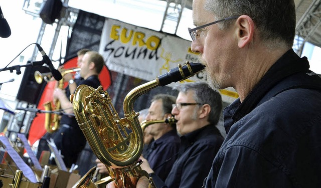 Das Big Sound Orchestra bot auf dem Alten Markt packenden Bigband-Jazz.   | Foto: Barbara Ruda