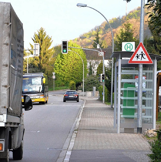 Das Buswartehuschen an der Lrracherstrae wurde zurckversetzt.  | Foto: Martina Weber-Kroker