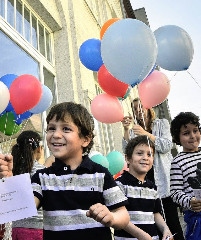 Kinder lassen ihre Wnsche am Lufballon fliegen.   | Foto: Barbara Ruda