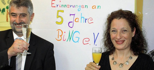 Zum fnften Geburtstag von Bing gnnte...Pohl und Michael Thater ein Glas Sekt.  | Foto: Jrn Kerckhoff