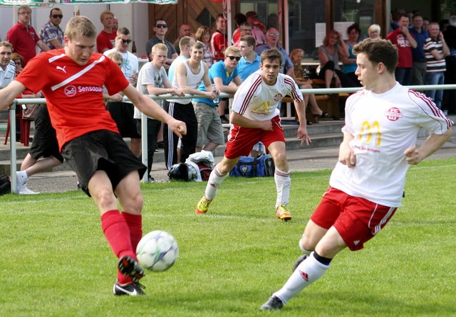 Der Wallbacher Andreas Dobler stellt s...ann vom FC Hochrhein  mutig entgegen.   | Foto: welte