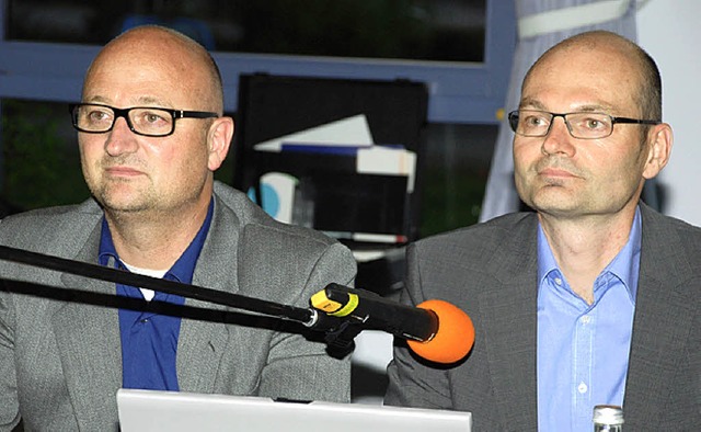 Die beiden Planer Sigurd Henne (l.) und Jochen Bresche bei der Brgerinfo.   | Foto: ges