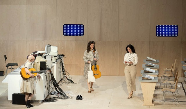 Musiktheater im Labor: Szene aus &#822...) Omar Ebrahim, Anna Hauf, Katja Kolm   | Foto: Monika Rittershaus