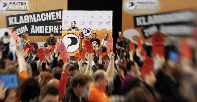 1500 Mitglieder, genauso viele Laptops...0 Meter Kabel: Die Piratenpartei tagt.  | Foto: dpa/dpad