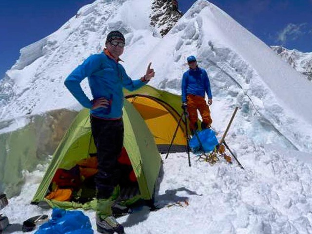 Richard Stihler (links) im Lager auf dem Lobuche-Vorgipfel.  | Foto: Richard Stihler