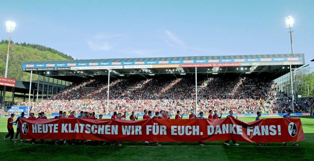 Der SC Freiburg feiert den Klassenerhalt.  | Foto: dpa