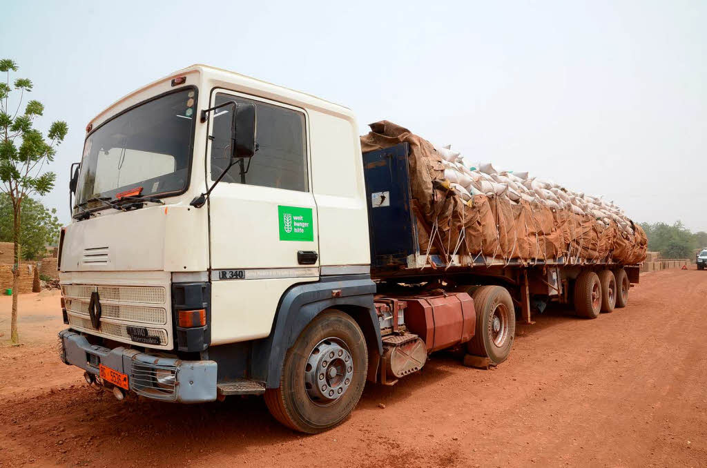 Truck mit Getreidehilfslieferung der Welthungerhilfe im Niger, Region Terra, finanziert mit Mittel des Bundes.