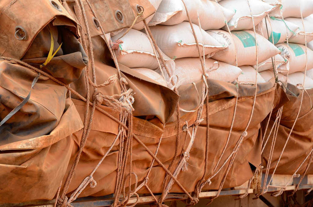 Hirsescke auf Truck im Niger. Hilfsaktion der Welthungerhilfe mit Mitteln des BMZ.