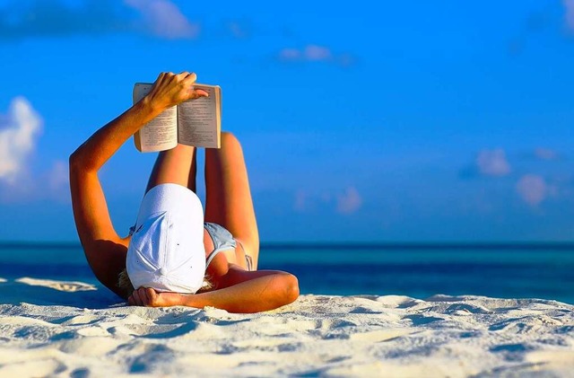 55 Prozent der Deutschen lesen im Strandurlaub.   | Foto: Fotolia/Malbert