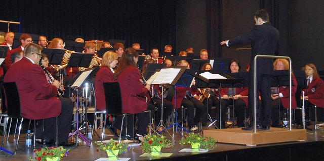 Der Musikverein Oberhausen unter der L...es Programm mit musikalischer Finesse.  | Foto: Jrg Schimanski