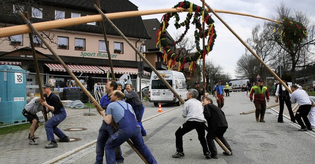 Auf das Kommando &#8222;hebt an&#8220;...lichen Betriebe den Latschari-Platz.    | Foto: DIETER MAURER