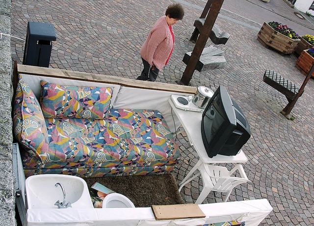 Das im Mastab 1:1 nachgebaute, gerade...f dem Dorfplatz in Altglashtten auf.   | Foto: Tina Httich