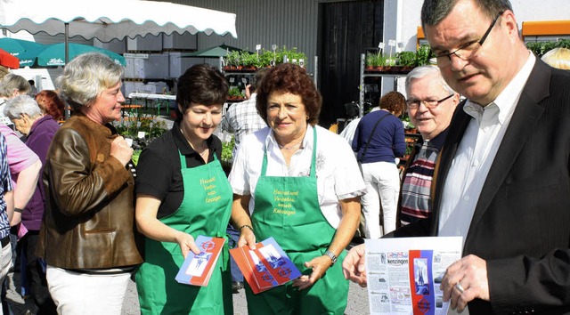 Ute Kary (Mitte) und Manuela Fromm be... an  Brgermeister Matthias Guderjan.   | Foto: BZ