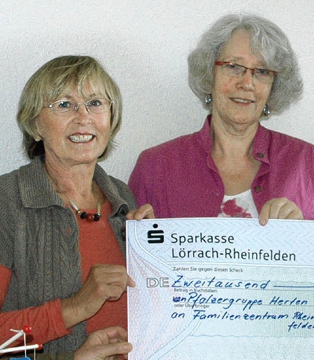 Brunhilde Hger (links) und  Ursula J...dem Spendenscheck frs Familienzentrum  | Foto: Martina Proprenter