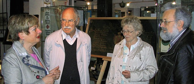 Museumsleiterin Gisela van Mahnen (lin...aus der Vereinsgeschichte zu erzhlen.  | Foto: Ines Bode