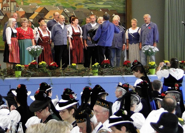 Die Ihringer Trachtengruppe erffnete das  Volksliedsingen in Ihringen.  | Foto: elisabeth saller