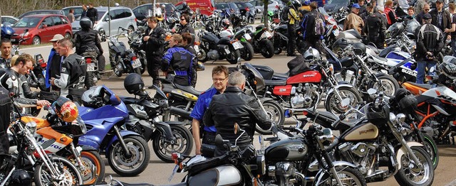 Motorradfahrer aus dem ganzen Dreilnd...s und genossen bestes Motorradwetter.   | Foto: martin ganz