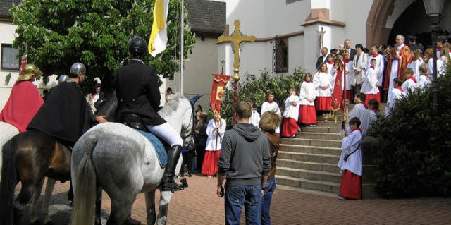 Die Reiterprozession vor der Kirche St. Georg in Ehrenstetten...  | Foto: miriam dippe