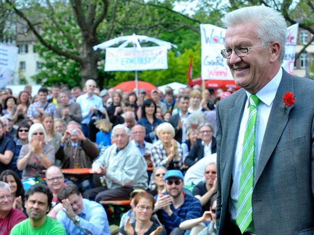 Mit Nelke am Revers: Winfried Kretschm...dem Sthlinger Kirchplatz in Freiburg.  | Foto: Michael Bamberger