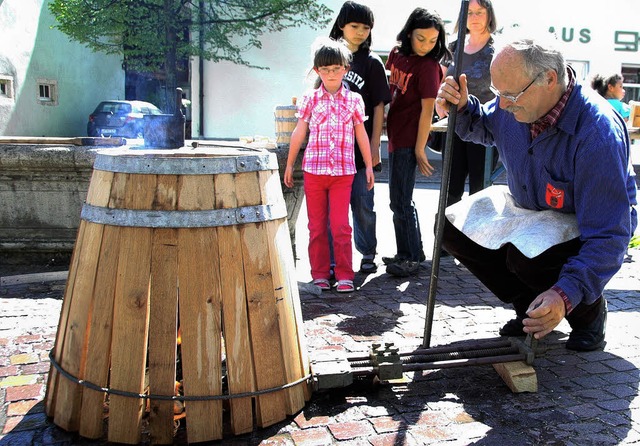 Mit dem Fasszug zieht Wolfgang Sprich ...d bringt sie so nach und nach in Form.  | Foto: Ounas-Krusel