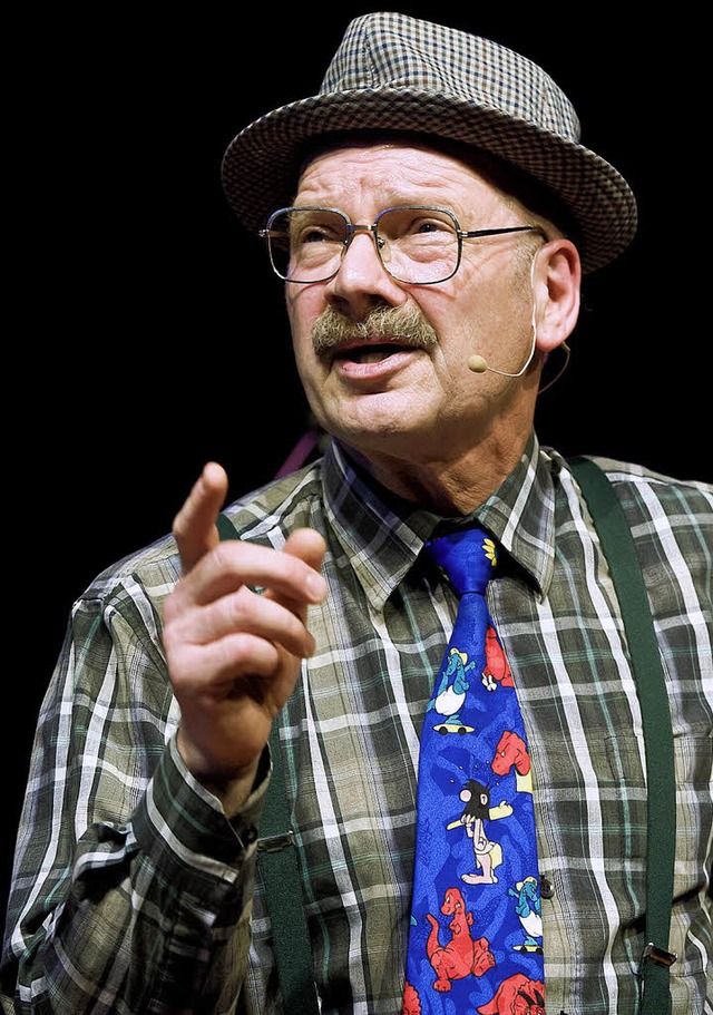 Steuerbeamter Herr Heuser alias Gernot Voltz im Lamm-Saal.  | Foto: Bernhard Rein