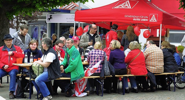 Vor dem Rheinfelder Rathaus trafen sic...werkschafter zur  Kundgebung des DGB.   | Foto: Annette Mahro