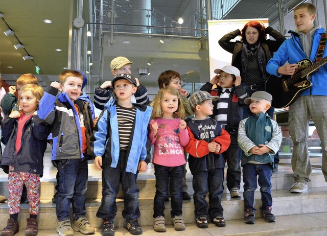 Kindergartenkinder vom Kinderland bei ...nung der Wanderausstellung im Rathaus   | Foto: Barbara Ruda