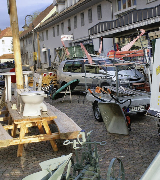Spielgerte, Fahrzeuge. Bnke  und sel...purgisnacht den Grwihler Marktplatz.   | Foto: Werner Probst