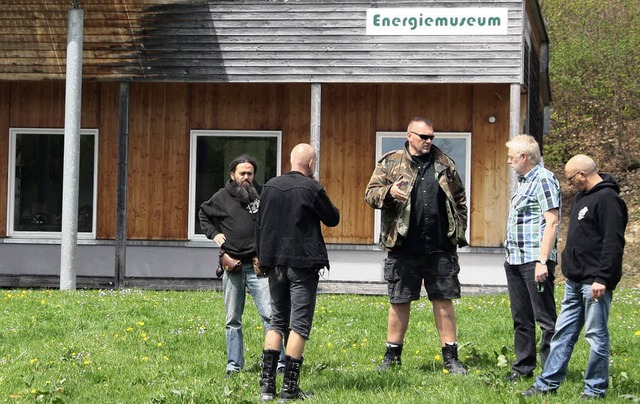 Gisbert Hiller (Mitte), der Organisato...tingen, das aber nicht in Frage kommt.  | Foto: Katja MIelcarek