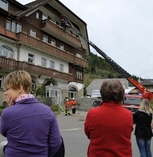 Gespannt verfolgten Anwohner die bung... soll im Sommer wieder Leben einkehren  | Foto: Sebastian Barthmes