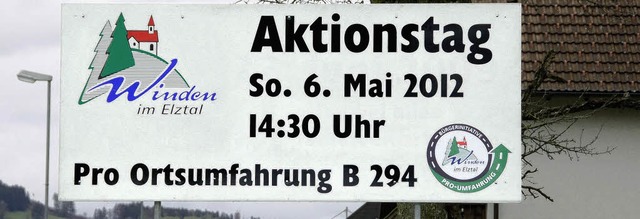Hinweistafeln an beiden Ortseingngen ...die Demontration am Sonntag 6. Mai an.  | Foto: Elfriede Mosmann