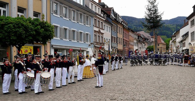 Auf dem Marktplatz musizierten gestern... Schwarzenberger Herolde (Bildmitte).   | Foto: Eberhard Weiss