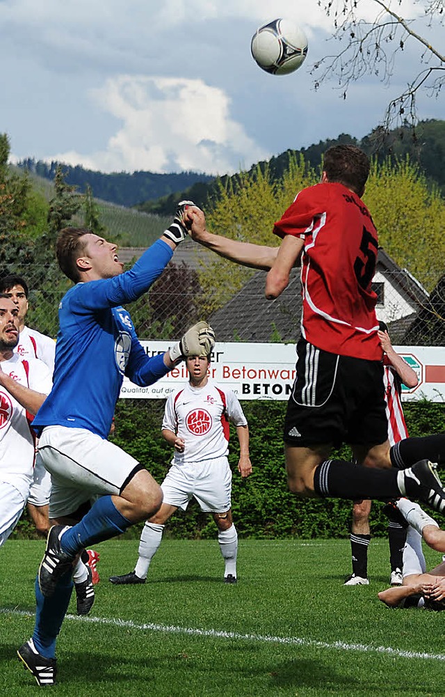 Im Bezirksligaspiel  SV Ballrechten-Do... vor  dem Dottinger Dominic Liebisch.   | Foto: Kreienkamp