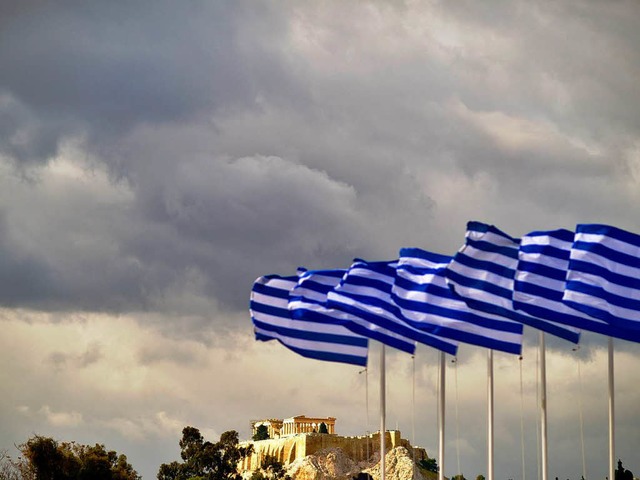 Griechische Fahnen wehen in Athen vor der alten Stadtfestung Akropolis.   | Foto: dpa/dapd