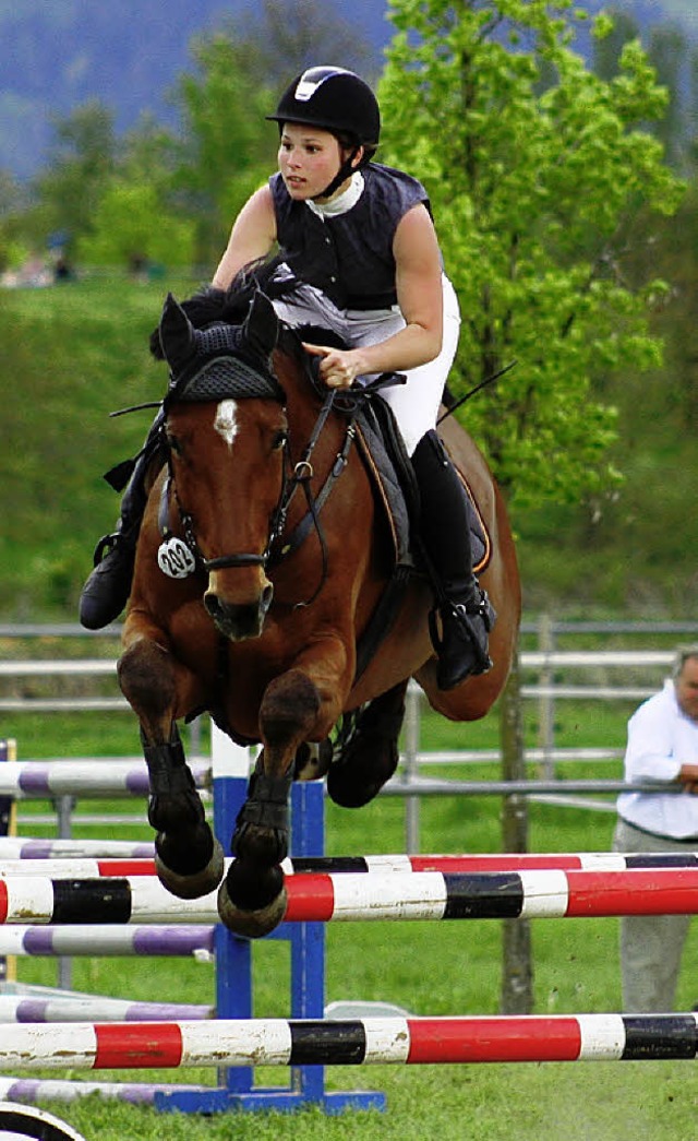 Nicole Schwarz (RFSV Kenzingen) gewann...agorn das M-Springen mit Siegerrunde.   | Foto: Abi