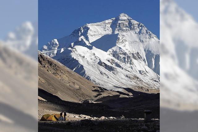 Gleitschirmflieger segeln vom Mount Everest