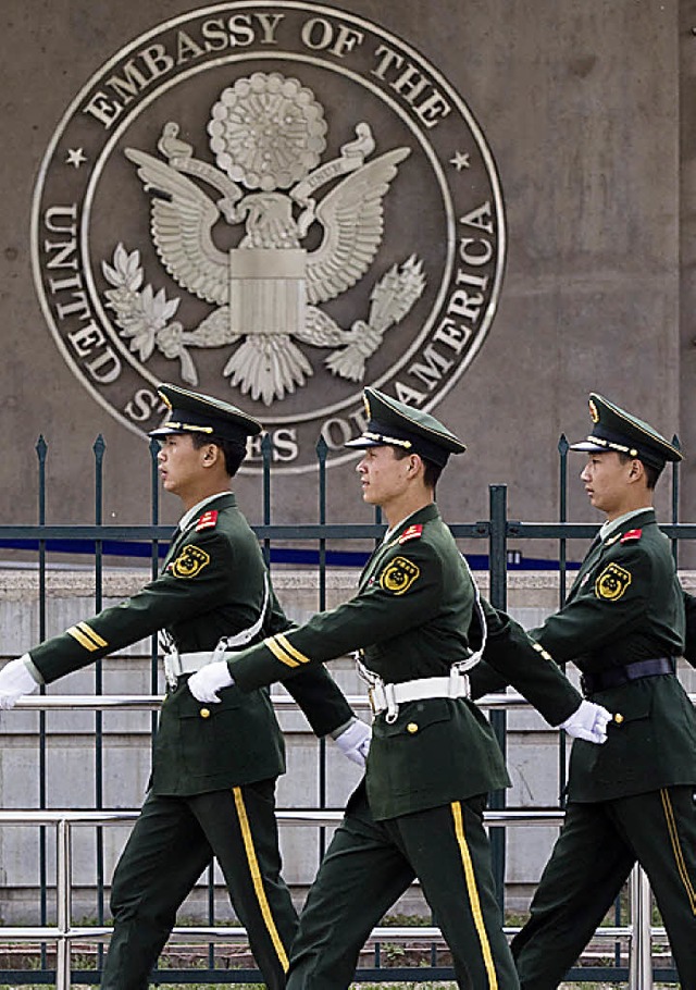 Chinesische Soldaten vor der US-Botschaft in Peking  | Foto: dapd