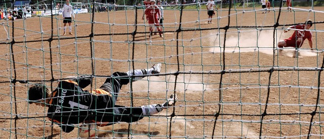 Knner auf roter Erde: Saigs Torhter ...lfmeter mit einem bravoursen Reflex.   | Foto: patrick Seeger